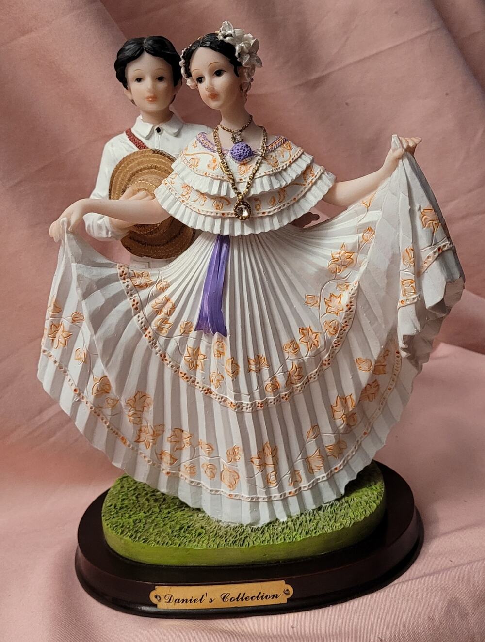 MONTEFIORI COLLECTION ITALIAN RESIN FLAMENCO DANCERS FIGURINE TRADITIONAL DRESS